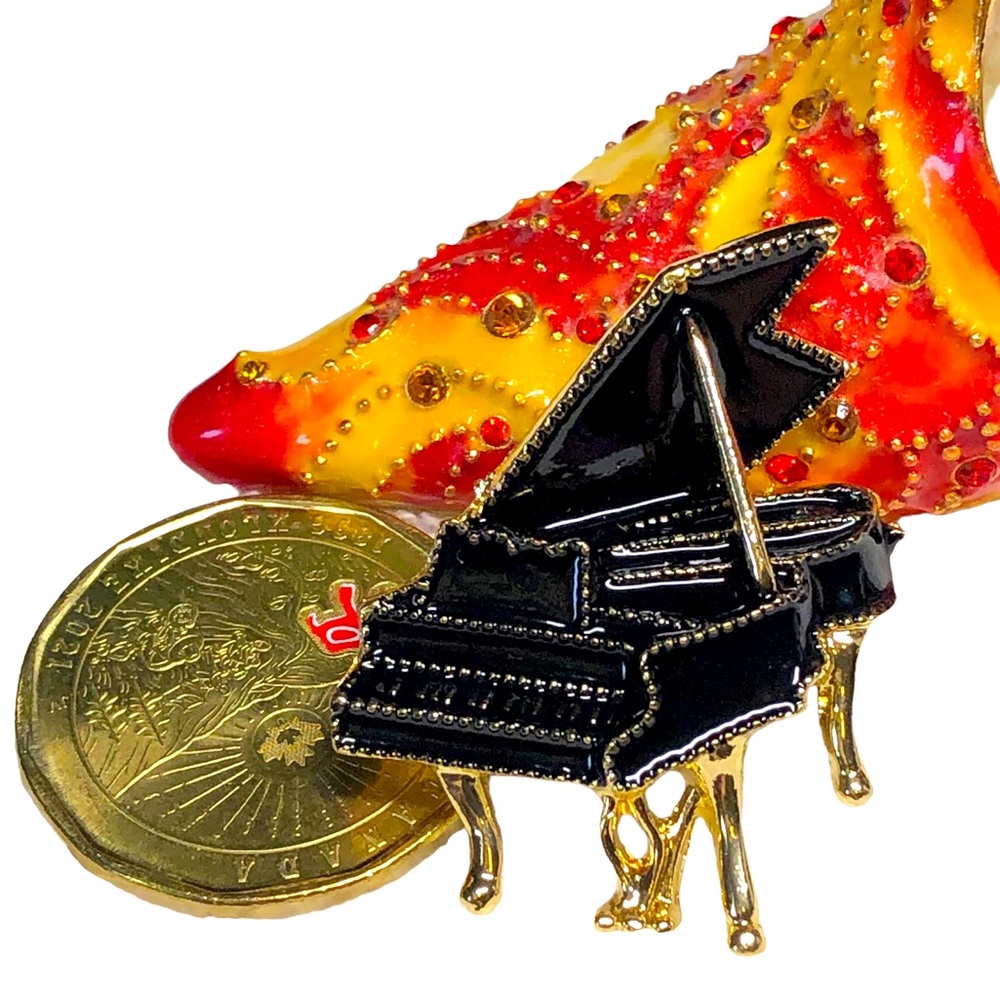 Grand piano pin/brooch